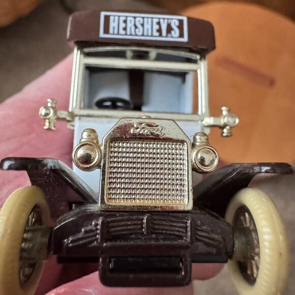 Lledo Days Gone Diecast Vehicles - Hershey's Chocolate Milk Tanker Truck - Picture 6 of 8